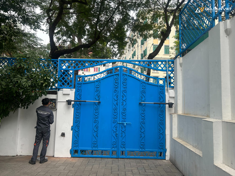 Kỹ thuật viên lắp đặt cổng tay đòn Proteco #4